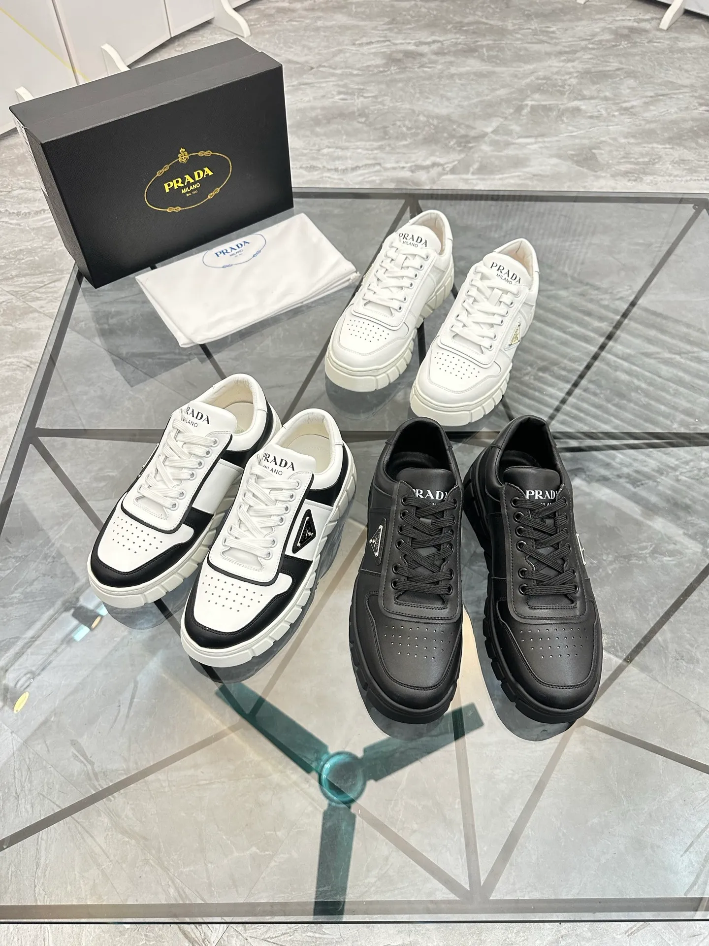 Men's shoes: 💰P420¥ Product trademark: Prada *"Prada*" low-top casual shoes Regular size: 38-44 (can be customized to 45) Product materials: imported cowhide upper, sheepskin lining, original outsole. Number: 020